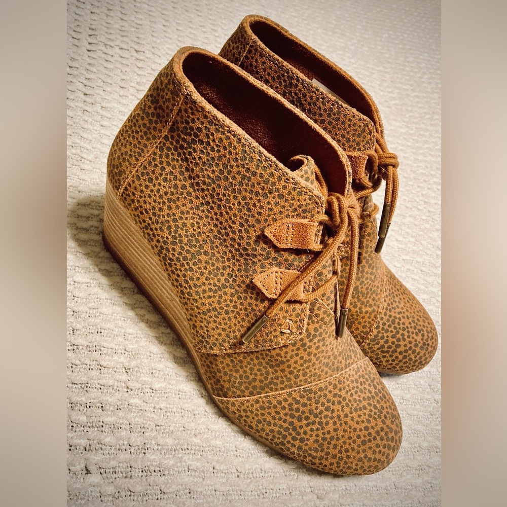 Tom’s casual lace up heels